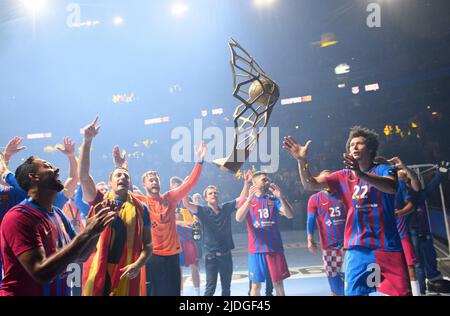 Finaler Jubel Team Barca mit dem Pokal, den die Spieler gegeneinander werfen, vr Thiagus PETRUS (Barca), Torwart Gonzalo PEREZ DE VARGAS (Barca), neugierige, lustige Szene, Handball Champions League Finale vier, finales FC Barcelona (Barca) gegen Lomza Vive Kielce 37:35 nach sieben Metern, am 19.. Juni, 2022 in Köln. Â Stockfoto