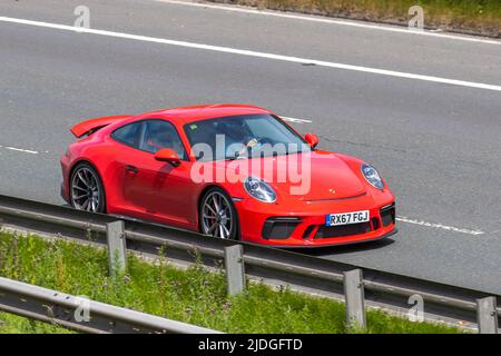 2018 rotes Porsche 3996cc Benziner-Automatikcoupé; Fahren auf der Autobahn M6, Manchester, Großbritannien Stockfoto
