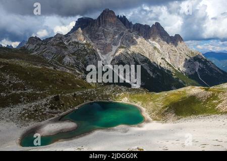 Piani-Hochebene (Alpe dei Piani). Alpensee. Die Gipfel der Punta dei Tre Scarperi. Die Sextner Dolomiten. Italienische Alpen. Europa. Stockfoto