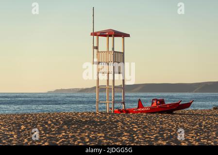 Salvataggio Rettungsschwimmer Wachturm und Rettungsboot am Sandstrand von Piscinas Dünen im goldenen Licht bei Sonnenuntergang, Costa Verde, Sardinien, Italien Stockfoto