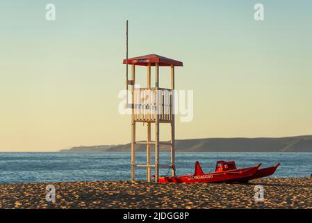 Salvataggio Rettungsschwimmer Wachturm und Rettungsboot am Sandstrand von Piscinas Dünen im goldenen Licht bei Sonnenuntergang, Costa Verde, Sardinien, Italien Stockfoto