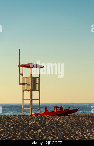 Salvataggio Rettungsschwimmer Wachturm und Rettungsboot am Sandstrand von Piscinas Dünen im goldenen Licht bei Sonnenuntergang, Costa Verde, Sardinien, Italien Stockfoto