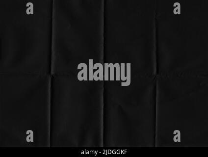 Gefaltete Papiertextur. Gefalteter schwarzer Papiertextur-Hintergrund. Hochauflösende Textur. Gefaltetes schwarzes Papier. Stockfoto