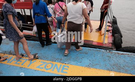 Chao Phraya Express Boat ein- und Ausstieg aus Bangkok Thailand Stockfoto