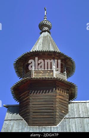 Spasskaya hölzerne orthodoxe Kirche. Der Glockenturm des erhaltenen Denkmals der traditionellen Holzarchitektur Russlands des XVIII. Jahrhunderts. Kostroma Stockfoto