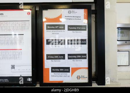 Hereford, Herefordshire, Großbritannien - Dienstag, 21.. Juni 2022 - Ein Schild am Bahnhof Hereford warnt Passagiere, dass es an fünf aufeinanderfolgenden Tagen keinen Service auf dem Zug der West Midlands Railway zwischen Hereford und Birmingham aufgrund von Arbeitskampfmaßnahmen geben wird. Foto Steven May / Alamy Live News Stockfoto