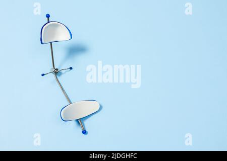 Kieferorthopädische Gesichtsmaske Dental Petite Mask auf blauem Hintergrund spezielle Ausrüstung für den Zahnarzt Stockfoto