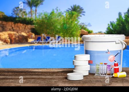 Ausrüstung mit chemischen Reinigungsprodukten und Werkzeugen für die Instandhaltung des Schwimmbades. Stockfoto