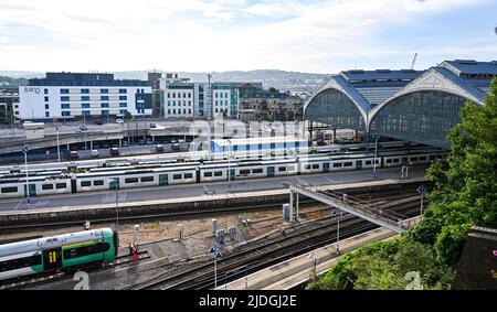 Brighton UK 21. June 2022 - am ersten Tag der Arbeitskampfmaßnahmen der RMT-Gewerkschaft, die den Betrieb von Zügen im ganzen Land beeinträchtigt, ist es am Bahnhof Brighton viel ruhiger als sonst. : Credit Simon Dack / Alamy Live News Stockfoto