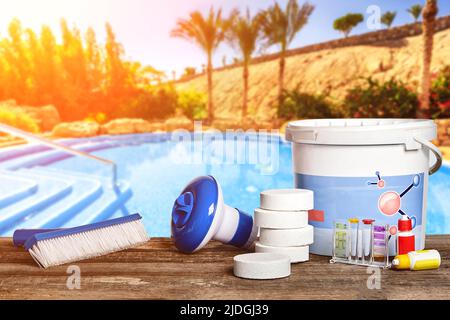 Ausrüstung mit chemischen Reinigungsprodukten und Werkzeugen für die Instandhaltung des Schwimmbades. Stockfoto