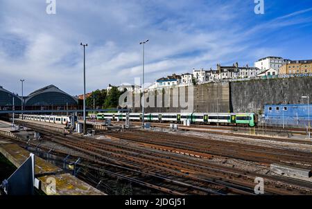 Brighton UK 21. June 2022 - am ersten Tag der Arbeitskampfmaßnahmen der RMT-Gewerkschaft, die den Betrieb von Zügen im ganzen Land beeinträchtigt, ist es am Bahnhof Brighton viel ruhiger als sonst. : Credit Simon Dack / Alamy Live News Stockfoto