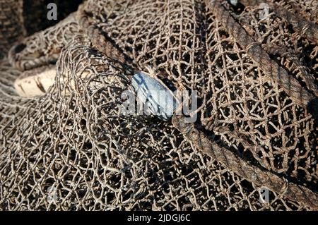 Das Fischernetz trocknet in der Sonne. Stockfoto