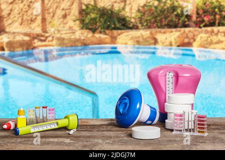 Ausrüstung mit chemischen Reinigungsprodukten und Werkzeugen für die Instandhaltung des Schwimmbades. Stockfoto