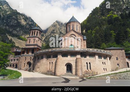 Erzengel-Kloster-Komplex in der Dariali-Schlucht, Kazbegi, Georgien. Hochwertige Fotos Stockfoto