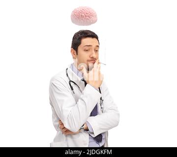 Nachdenklicher Arzt raucht eine Zigarette und schwebt über seinem Kopf isoliert auf weißem Hintergrund Stockfoto