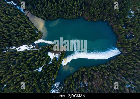 See Synevyr in den Karpaten, Blick von oben auf den See, Bergsee mit Eis bedeckt, Eislinie am See Synevyr, Nationalpark. Stockfoto