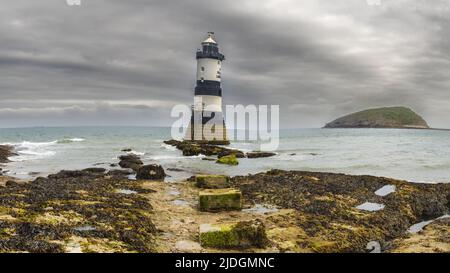 Black Point, Penmon, Ynys Seiriol, Anglesey, Nordwales, VEREINIGTES KÖNIGREICH. Der Leuchtturm Trwyn Du in Penmon Point wurde 1838 vom Trinity House zur Markierung des Nordens erbaut Stockfoto