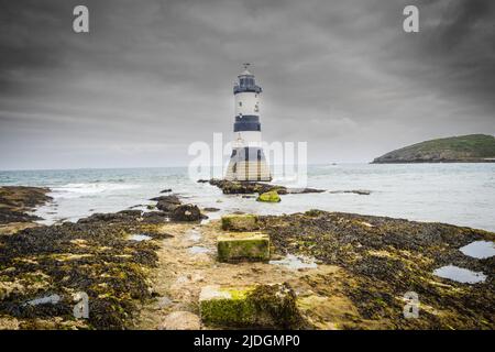 Black Point, Penmon, Ynys Seiriol, Anglesey, Nordwales, VEREINIGTES KÖNIGREICH. Der Leuchtturm Trwyn Du in Penmon Point wurde 1838 vom Trinity House zur Markierung des Nordens erbaut Stockfoto