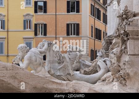 Trevi-Brunnen, Seitenansicht. Fontana di Trevi. UNESCO-Weltkulturerbe. Rom, Italien, Europa, Europea Union, EU. - Nahaufnahme. Stockfoto