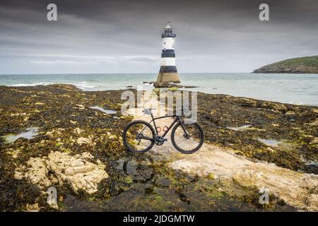Black Point, Penmon, Ynys Seiriol, Anglesey, Nordwales, VEREINIGTES KÖNIGREICH. Der Leuchtturm Trwyn Du in Penmon Point wurde 1838 vom Trinity House zur Markierung des Nordens erbaut Stockfoto