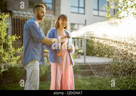 Schöner Rasen für Paare im Hinterhof Stockfoto