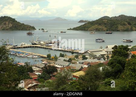 Der Hafen von Labuan Bajo ist von einem Hügel in Labuan Bajo, Komodo, West Manggarai, Ost-Nusa Tenggara, Indonesien aus gesehen. Stockfoto