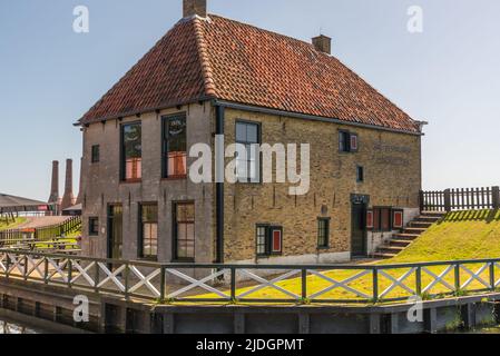 Enkhuizen, Niederlande, Juni 2022. Eine alte Bar mit Terrasse in Enkhuizen. Hochwertige Fotos Stockfoto