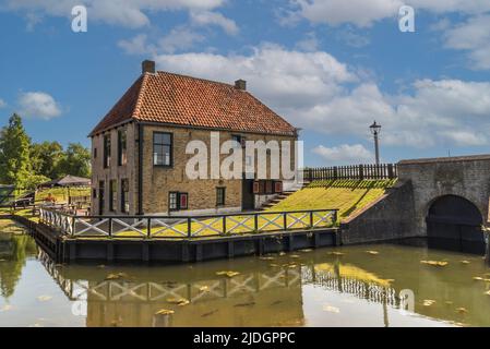 Enkhuizen, Niederlande, Juni 2022. Eine alte Bar mit Terrasse in Enkhuizen. Hochwertige Fotos Stockfoto