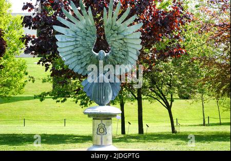 Denkmal für Steinadler mit Geschenken Gedenkstätte für 216 Squadron (Royal Air Force) im National Memorial Arboretum, Staffordshire, England, Großbritannien. Stockfoto