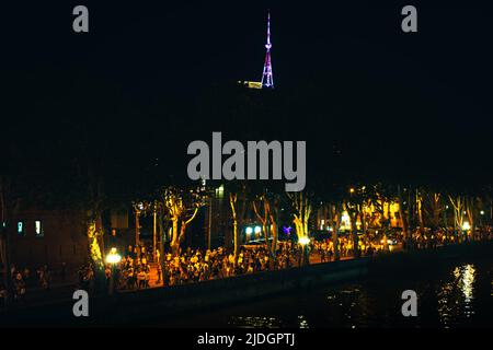 Tiflis, Georgien - 20.. Juni 2022: Luftaufnahme Menschen marschieren auf den Straßen zu großen EU-pro-Rallye-Veranstaltung. Tausende von Menschen am Vorabend einer friedlichen Demonstration Stockfoto