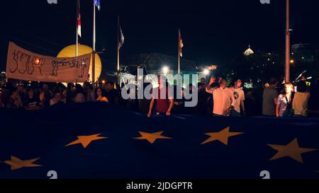 Tiflis, Georgien - 20.. Juni 2022: Die Menschen halten bei einer großen EU-pro-Kundgebung zusammen die EU-Flagge. Tausende von Menschen auf friedlichen Demonstrationen sogar Stockfoto