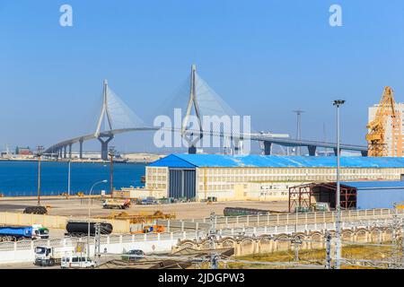 CISZ, SPANIEN - 22. MAI 2017: Dies ist ein Blick auf die moderne Brücke der Verfassung von 1812. Stockfoto