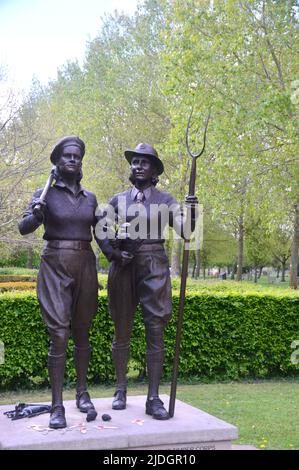 Zwei Bronzestatuen zu Ehren der Woman's Land Army und des Woman's Timber Corps im National Memorial Arboretum, Staffordshire, England, Großbritannien. Stockfoto