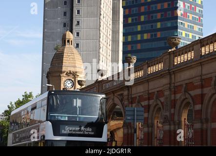 Leicester, Leicestershire, Großbritannien. 21.. Juni 2022. Vor dem Bahnhof steht ein Schienenersatzbus, während die Eisenbahnarbeiter den ersten von drei nationalen Streiks ausführen. Der GMT nannte die Streiks über Arbeitsplatzabbau, Bezahlung und Bedingungen. Credit Darren Staples/Alamy Live News. Stockfoto