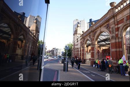 Leicester, Leicestershire, Großbritannien. 21.. Juni 2022. Die Eisenbahnarbeiter stehen auf einer Streikposten, während sie den ersten von drei nationalen Streiks ausführen. Der GMT nannte die Streiks über Arbeitsplatzabbau, Bezahlung und Bedingungen. Credit Darren Staples/Alamy Live News. Stockfoto