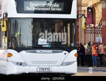 Leicester, Leicestershire, Großbritannien. 21.. Juni 2022. Die Eisenbahnarbeiter stehen auf einer Streikschnur hinter einem Ersatzbus, während sie den ersten von drei nationalen Streiks ausführen. Der GMT nannte die Streiks über Arbeitsplatzabbau, Bezahlung und Bedingungen. Credit Darren Staples/Alamy Live News. Stockfoto