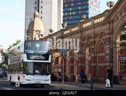 Leicester, Leicestershire, Großbritannien. 21.. Juni 2022. Die Eisenbahnarbeiter stehen auf einer Streikschnur hinter einem Ersatzbus, während sie den ersten von drei nationalen Streiks ausführen. Der GMT nannte die Streiks über Arbeitsplatzabbau, Bezahlung und Bedingungen. Credit Darren Staples/Alamy Live News. Stockfoto