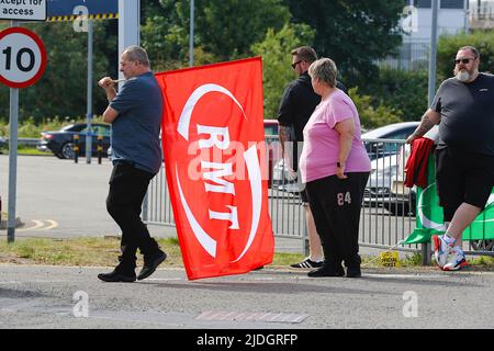 Ashford, Kent, Großbritannien. 21. Juni 2022. Offizielle Streikposten der GMT am internationalen Bahnhof Ashford am ersten Tag einer Arbeitskampfmaßnahme der Gewerkschaft, die den Betrieb von Zügen im ganzen Land beeinträchtigt. Foto-Kredit: Paul Lawrenson /Alamy Live Nachrichten Stockfoto