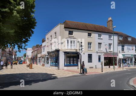 Littlempton, West Sussex, Großbritannien. Geschäfte auf der Hauptstraße dieser Stadt an der Südküste am Meer. Stockfoto