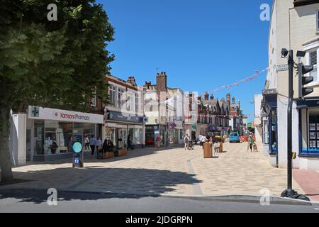 Littlempton, West Sussex, Großbritannien. Geschäfte auf der Hauptstraße dieser Stadt an der Südküste am Meer. Stockfoto
