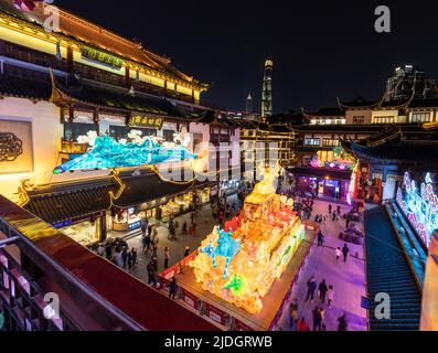 Die berühmten beleuchteten Laternen zeigen im Inneren des Yu Yuan, Yu Garden, während des Laternenfestes im Jahr des Ochsen. Stockfoto