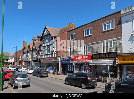 Littlempton, West Sussex, Großbritannien. Geschäfte auf der Hauptstraße dieser Stadt an der Südküste am Meer. Stockfoto