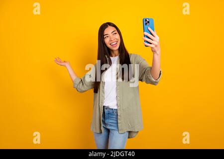 Foto von schönen jungen Mädchen Influencer Selfie machen Video vlog haben online-Stream auf gelbem Hintergrund isoliert Stockfoto