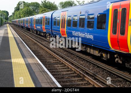 Datchet, UK. 21.. Juni 2022. Die South Western Railway fuhr heute Morgen während der Hauptverkehrszeit an der Datchet Station immer noch mit begrenzten Zügen nach Waterloo und Windsor, doch die Bahnsteige waren menschenleer, da die meisten Menschen entweder von zu Hause aus arbeiten oder Autos zur Arbeit benutzen. Der Nationale Eisenbahnstreik wird sich in dieser Woche an weiteren Tagen fortsetzen. Quelle: Maureen McLean/Alamy Live News Stockfoto