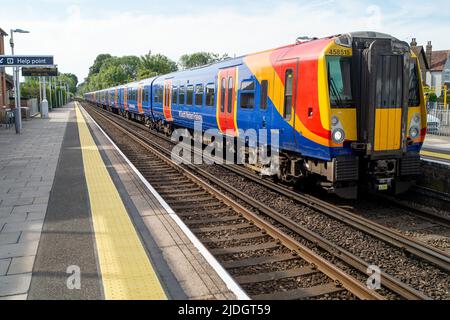 Datchet, UK. 21.. Juni 2022. Die South Western Railway fuhr heute Morgen während der Hauptverkehrszeit an der Datchet Station immer noch mit begrenzten Zügen nach Waterloo und Windsor, doch die Bahnsteige waren menschenleer, da die meisten Menschen entweder von zu Hause aus arbeiten oder Autos zur Arbeit benutzen. Der Nationale Eisenbahnstreik wird sich in dieser Woche an weiteren Tagen fortsetzen. Quelle: Maureen McLean/Alamy Live News Stockfoto