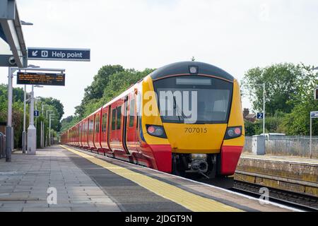 Datchet, UK. 21.. Juni 2022. Die South Western Railway fuhr heute Morgen während der Hauptverkehrszeit an der Datchet Station immer noch mit begrenzten Zügen nach Waterloo und Windsor, doch die Bahnsteige waren menschenleer, da die meisten Menschen entweder von zu Hause aus arbeiten oder Autos zur Arbeit benutzen. Der Nationale Eisenbahnstreik wird sich in dieser Woche an weiteren Tagen fortsetzen. Quelle: Maureen McLean/Alamy Live News Stockfoto