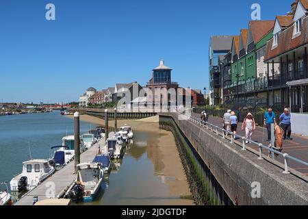 Littlehampton, West Sussex, Großbritannien. Kürzlich entwickeltes Uferhaus am Ostufer des Flusses Arun. Zeigt Ponton-Anlegeplatz und Flussufer Fußpfad Stockfoto