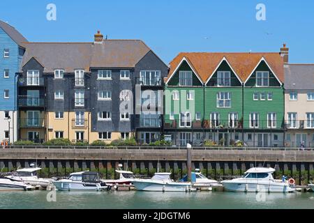 Littlehampton, West Sussex, Großbritannien. Kürzlich entwickeltes Uferhaus am Ostufer des Flusses Arun. Zeigt Ponton-Anlegeplatz und Flussufer Fußpfad Stockfoto