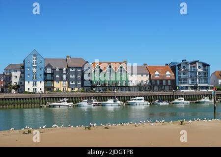 Littlehampton, West Sussex, Großbritannien. Kürzlich entwickeltes Uferhaus am Ostufer des Flusses Arun. Zeigt Ponton-Anlegeplatz und Flussufer Fußpfad Stockfoto