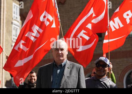 GMT-Generalsekretär Mick Lynch auf einer Streikposten-Linie vor dem Bahnhof King's Cross St Pancras in London, als Mitglieder der Gewerkschaft Rail, Maritime and Transport zusammen mit den Londoner U-Bahn-Beschäftigten ihren landesweiten Streik in einem erbitterten Streit über Bezahlung, Arbeitsplätze und Bedingungen beginnen. Bilddatum: Dienstag, 21. Juni 2022. Stockfoto